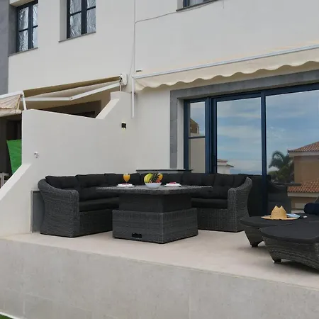Elegant Semi-detached With Sea Views In Apartamento