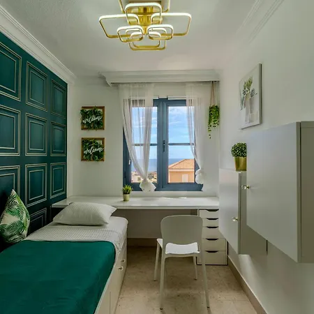 Apartamento Elegant Semi-detached With Sea Views In *