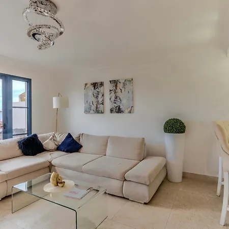 Apartamento Elegant Semi-detached With Sea Views In