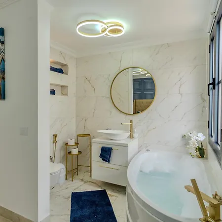 Elegant Semi-detached With Sea Views In Apartamento *