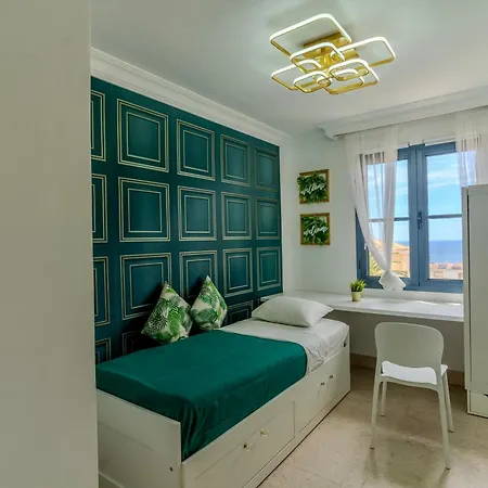 Elegant Semi-detached With Sea Views In Apartman