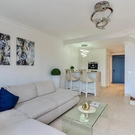 Elegant Semi-detached With Sea Views In Apartman *