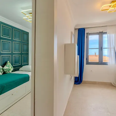 Elegant Semi-detached With Sea Views In Apartman *