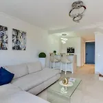 Elegant Semi-detached With Sea Views In Lägenhet *