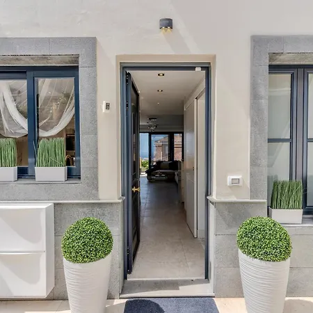 아파트 Elegant Semi-detached With Sea Views In