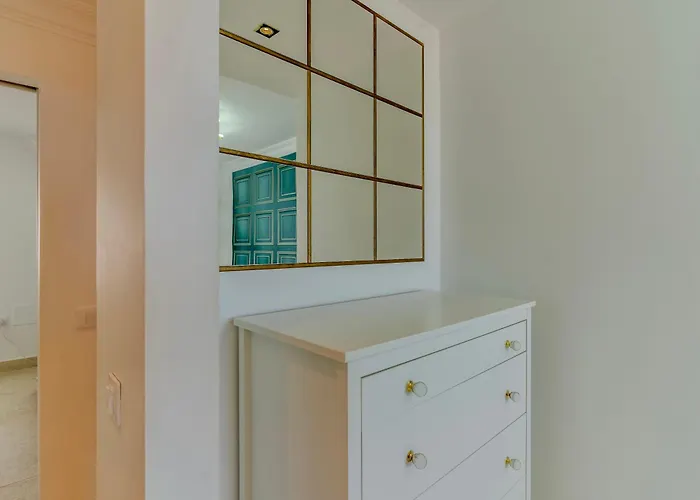 شقة Elegant Semi-detached With Sea Views In