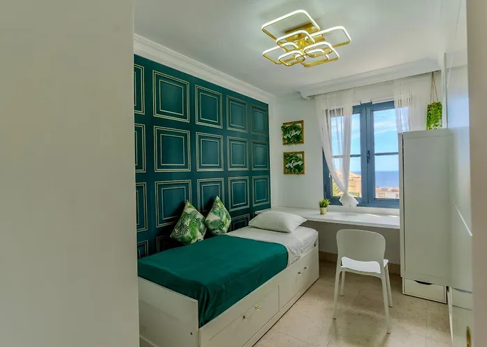 Elegant Semi-detached With Sea Views In شقة