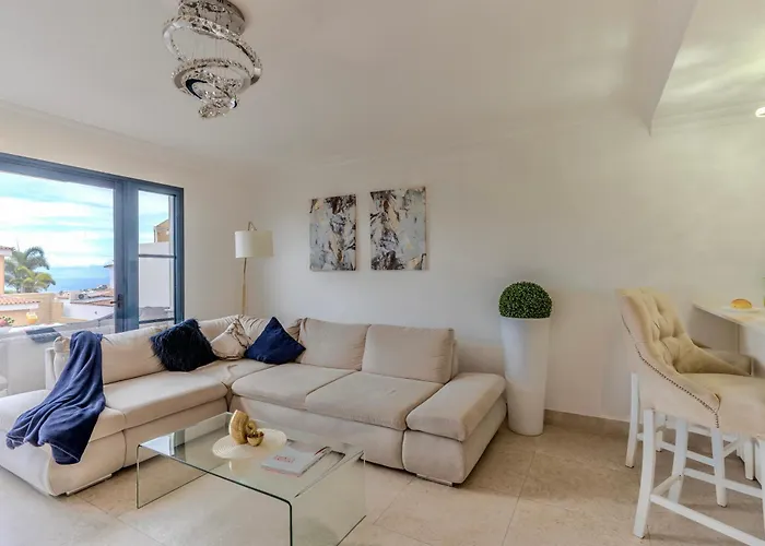 شقة Elegant Semi-detached With Sea Views In