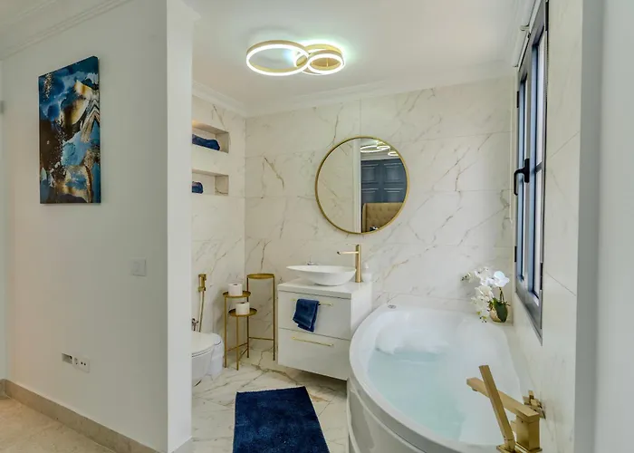 Elegant Semi-detached With Sea Views In شقة *