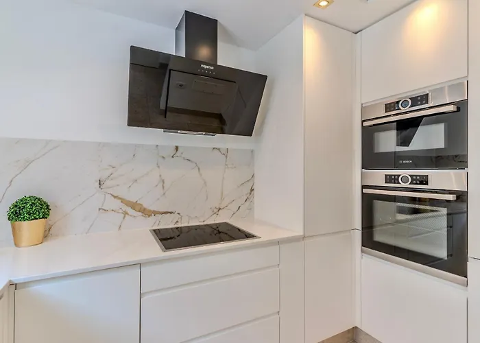 شقة Elegant Semi-detached With Sea Views In *