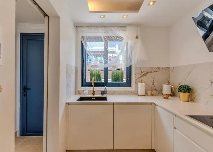 شقة Elegant Semi-detached With Sea Views In