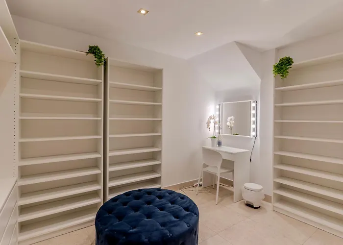 Elegant Semi-detached With Sea Views In شقة *